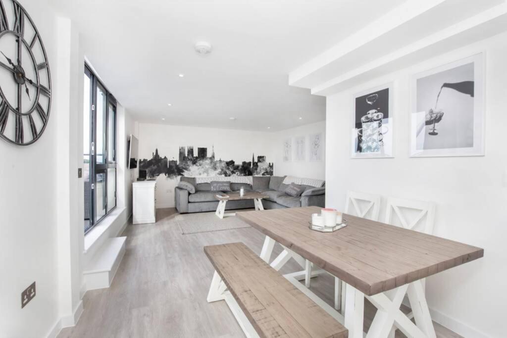 2 Bedroom Penthouse - Large Balcony - Minster View York Exteriör bild
